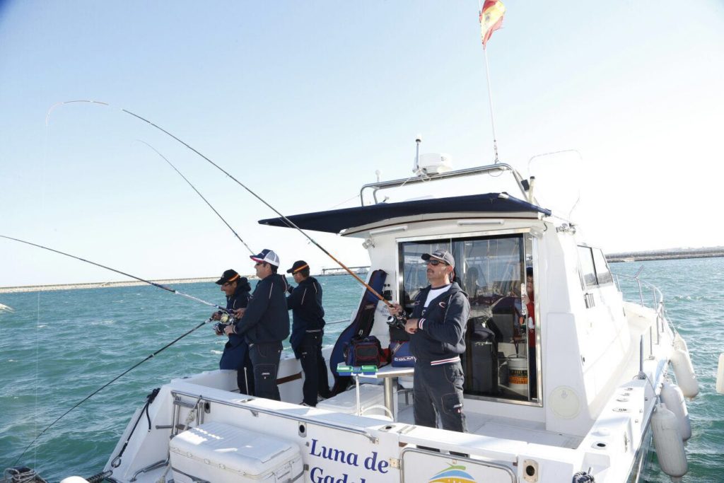 Todo lo que necesitas saber sobre salidas de pesca en barco en Torrevieja:  ¡anímate a vivir una experiencia que engancha! [Entrevista] - Disfruta  Mediterráneo
