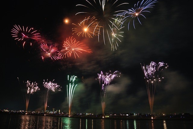 Hogueras y fuegos artificiales